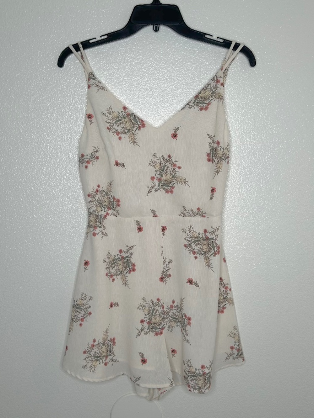 Lush Juniors Cream Floral V-Neck Sleeveless Strappy Boho Romper Size M EUC